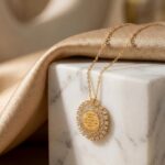 Colar Santo Anjo Medalha Cravejada Dourada