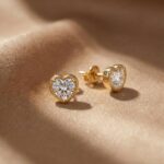 Brinco Ponto de Luz Coração Cravejado 18K