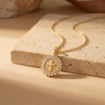 Colar Choker Cruz Oval Cravejada com Zircônias 18K